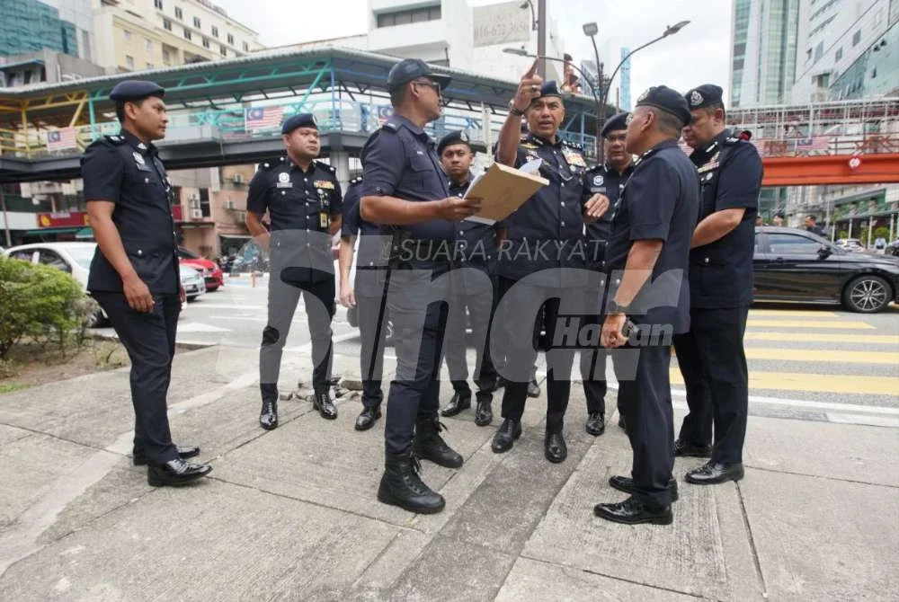 Muhammed Hasbullah (tengah) meninjau lokasi kemalangan maut tiga beranak dengan lori JIM di Jalan Sultan Ismail, Kuala Lumpur pada Khamis. Foto: ROSLI TALIB