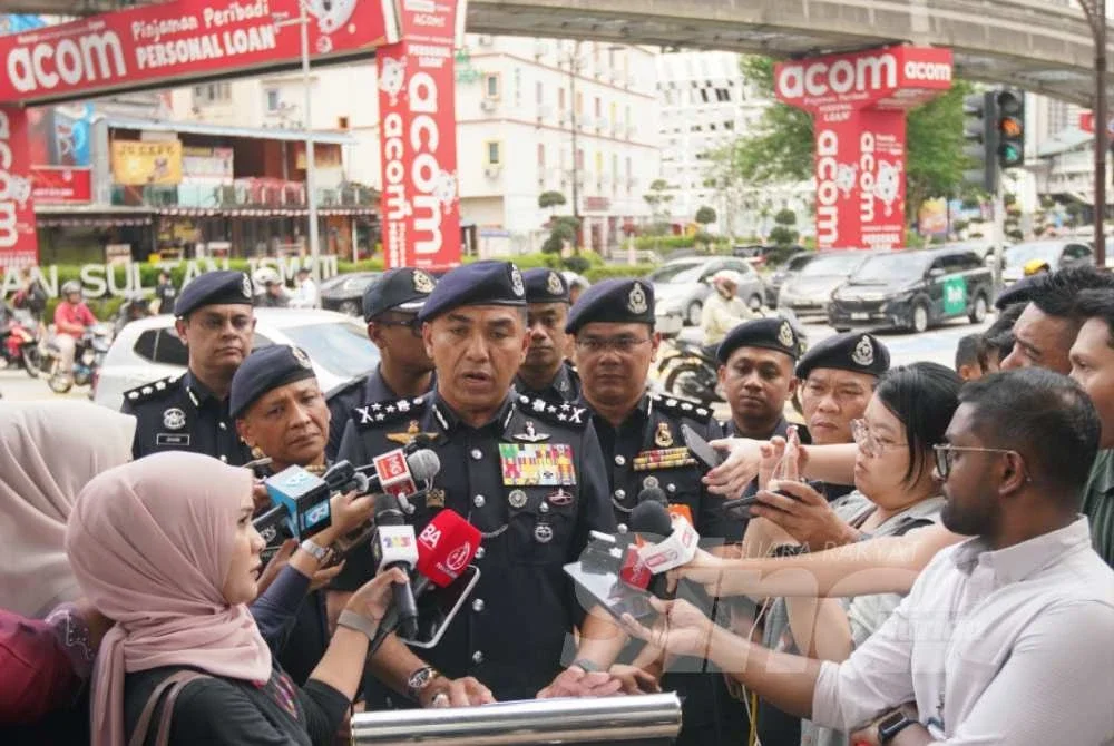 Muhammed Hasbullah (tengah) ketika sidang akhbar selepas meninjau lokasi kemalangan maut di Jalan Sultan Ismail, Kuala Lumpur pada Khamis. Foto: ROSLI TALIB