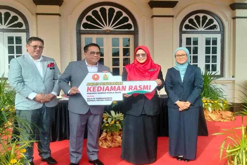 Simbolik penyerahan kediaman rasmi pegawai daerah kepada MPSPK.