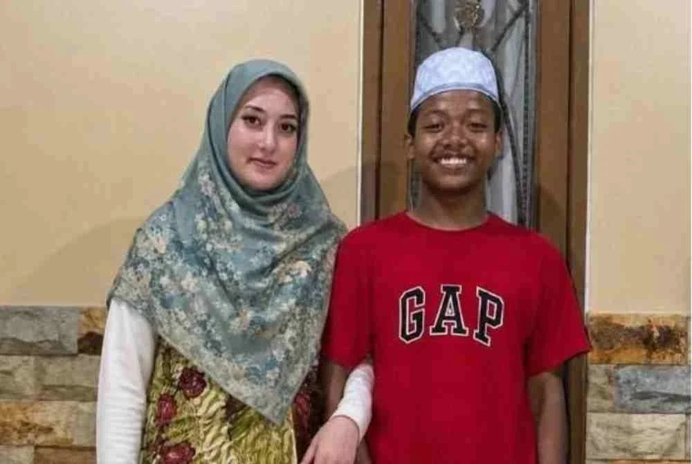 Demi cinta, gadis Eropah bawa keluarga jumpa pemuda Lombok Demi cinta, gadis Eropah bawa keluarga jumpa pemuda Lombok