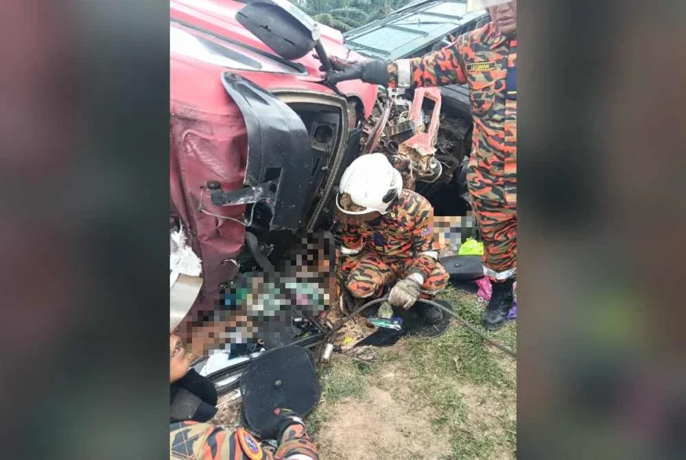 Anggota bomba cuba mengeluarkan mangsa yang tersepit di tempat duduk pemandu.