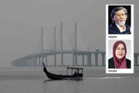 Sebahagian besar asap yang menjejaskan rantau ini dipercayai berpunca dari Kalimantan dan Sumatera sebelum dibawa angin Monsun Barat Daya ke Malaysia.