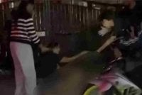 Tangkap layar rakaman video yang tular semasa operasi gotong-royong menangkap anjing liar yang dijalankan PBT bersama penduduk di Taman Teluk Gedung Indah, Klang.