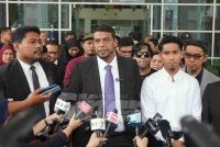 Muhammad Rafique (depan, tengah) yang mewakili Muhammad Shah (kanan) ketika ditemui media di Mahkamah Sesyen Klang pada Khamis.