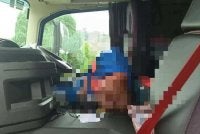 Pemeriksaan mendapati mangsa berada dalam keadaan tidak sedarkan diri dalam lori tangki ketika menunggu lampu isyarat. Foto tular