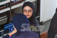 Siti Fadzhlina (kanan) mengaku bersalah terhadap pertuduhan mencekik rakan sekerjanya pada Julai lalu.
