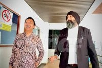 Fahmi (kiri) berjalan bersama Shamsheer masuk ke kamar mahkamah pada Khamis.