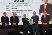 Saarani (tengah) menyampaikan cenderahati kepada Johari selepas hadir ke majlis Invest In Perak Day di Ipoh pada Khamis.