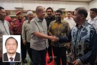 Dr Samsuri (kanan) menyantuni peserta yang hadir dalam program Hi-Tea Round Table Discussion (RTD) Peace & Harmony di Kelab Shah Alam, Selangor pada 16 Ogos 2026. Gambar kecil: Mohd Afifi