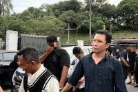 Tertuduh (kanan) dihadapkan ke Mahkamah Sesyen dan Mahkamah Majistret Johor Bahru pada Khamis.