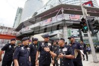 Muhammed Hasbullah (tengah) mendengar taklimat daripada Mohd Zamzuri ketika tinjauan JSPT di lokasi kemalangan maut di Jalan Sultan Ismail, Kuala Lumpur pada Khamis. Foto: ROSLI TALIB