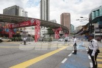 Anggota JSPT Kuala Lumpur melaksanakan penugasan kawalan lalu lintas di Jalan Sultan Ismail pada Khamis. Foto: ROSLI TALIB