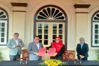 Sharifah Norulasyikhah dan Tunku Iskandar Shah ketika sesi penyerahan kediaman pegawai daerah pada Khamis.