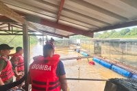 Operasi pencarian turut dilakukan di kawasan sangkar ikan tidak jauh dari lokasi mangsa dipercayai terjatuh.
FOTO JBPM PAHANG