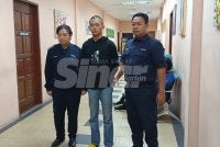Tertuduh (tengah) dijatuhi hukuman penjara 18 bulan atas pertuduhan lima kesalahan trafik di Mahkamah Majistret Tawau pada Khamis.