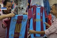 Jesri Trabzonspor bernombor 10 milik Mohamed Salah mula menghiasi ruang pameran kedai sukan di bazar bersejarah Khan el-Khalili di Kaherah, hanya dua minggu selepas bintang bola sepak Mesir itu menyertai kelab Turkiye, - Foto: Anadolu Ajansi
