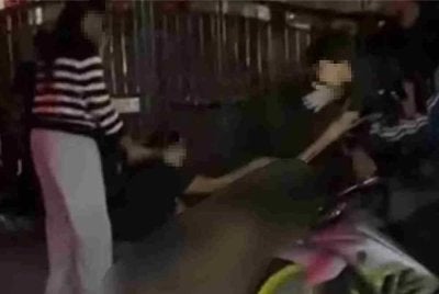 Tangkap layar rakaman video yang tular semasa operasi gotong-royong menangkap anjing liar yang dijalankan PBT bersama penduduk di Taman Teluk Gedung Indah, Klang.