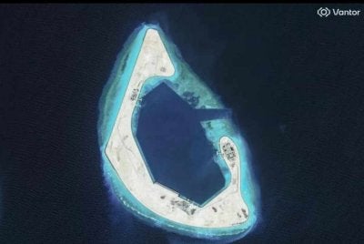 Pandangan dari satelit menunjukkan Terumbu Antelope di laut Chia Selatan.