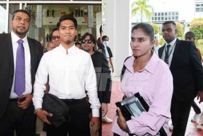 Roghini Devi (kanan) dan Muhammad Shah mengaku tidak bersalah di Mahkamah Sesyen pada Khamis. 