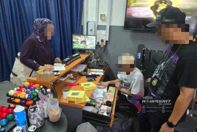 Anggota imigresen memeriksa dokumen perniagaan susulan terdapat aduan premis dikendalikan warga asing.
