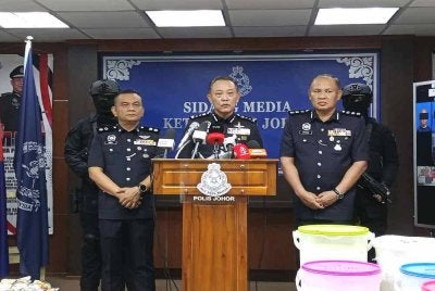 Hoo Chuan Huat (tengah) pada sidang akhbar di IPK Johor pada Khamis.