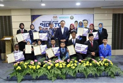 Mohd Shukor (tengah) bergambar bersama pemenang Pertandingan Pidato Celik MADANI Peringkat Negeri Pahang Tahun 2026 di sini pada Rabu. Foto SPRM Pahang