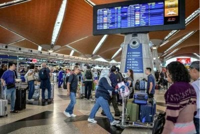 KLIA bakal menjadi lokasi perintis bagi pelaksanaan pelan berkenaan sebelum diperluaskan secara berperingkat ke pintu-pintu masuk antarabangsa lain. Gambar hiasan 
