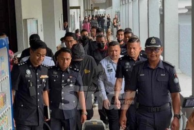 Pemandu lori JIM didakwa di Mahkamah Majistret atas lima pertuduhan di bawah APJ termasuk gagal mematuhi lampu isyarat.