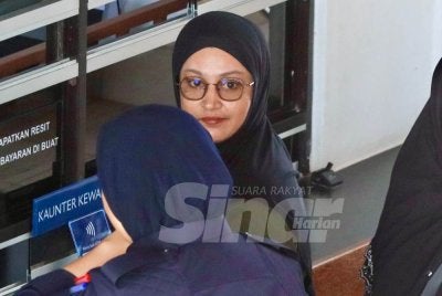 Siti Fadzhlina (kanan) mengaku bersalah terhadap pertuduhan mencekik rakan sekerjanya pada Julai lalu.