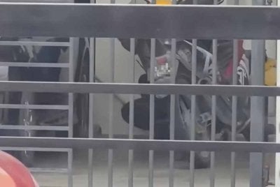 Rakaman video berdurasi dua minit 19 saat mendapati seorang lelaki dilihat memukul seekor anak kucing beberapa kali menggunakan sebatang penyapu jenis aluminium.