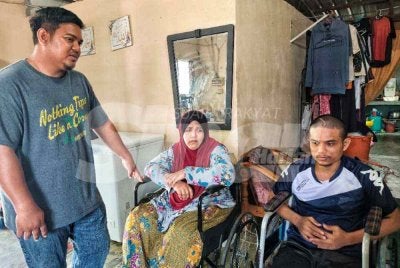 Muhammad Ashrol (kiri) bersama adiknya, Abdul Halim (kanan) dan anak saudaranya, Nor Hafizah.