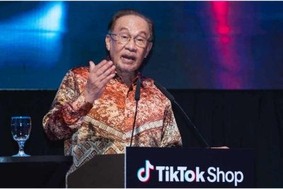 Anwar ketika berucap pada majlis perasmian Tiktok Shop Summit Malaysia 2026 hari ini. - Foto: Bernama