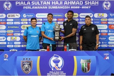Pemain JDT, Bergson Da Silva (dua dari kiri) bersama Ketua Pasukan Kuching City FC, James Okwuosa (dua dari kanan) memegang Piala Sultan Haji Ahmad Shah bersama jurulatih masing-masing Xisco Munoz (kiri) dan Aidil Sharin Sahak (kanan) pada sidang akhbar menjelang Perlawanan Sumbangsih di Stadium Sultan Ibrahim, hari ini. - Foto: Bernama