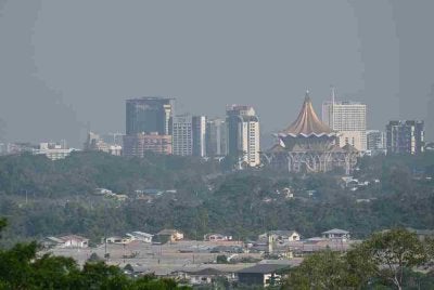 Pemandangan di sekitar bandar raya Kuching terjejas akibat situasi berjerebu dengan bacaan Indeks Pencemaran Udara (IPU) 191. Foto Bernama