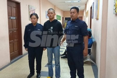 Tertuduh (tengah) dijatuhi hukuman penjara 18 bulan atas pertuduhan lima kesalahan trafik di Mahkamah Majistret Tawau pada Khamis.