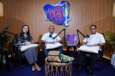 Zaflin (tengah) dan Mohd Ashek (kanan) dalam podcast Cerita Desa Kita, Episod 5 bertajuk Desa Kirana: Destinasi Pelancongan Desa yang dihoskan oleh Nor Najihah.