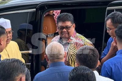 Ab Rauf (tengah) meninggalkan pekarangan Mahkamah Tinggi Melaka selepas hadir perbicaraan kes saman fitnah beliau pada Khamis. 
