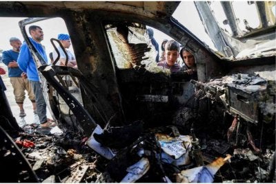 Orang ramai berkumpul di lokasi pekerja World Central Kitchen terbunuh di Deir al-Balah, Semenanjung Gaza pada 2 April lalu. Foto fail AP