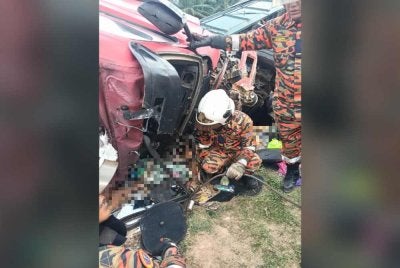 Anggota bomba cuba mengeluarkan mangsa yang tersepit di tempat duduk pemandu.