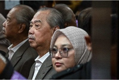 Muhyiddin (dua dari kanan) yang berdepan tujuh pertuduhan menyalahgunakan kedudukan serta pengubahan wang haram membabitkan projek Jana Wibawa hadir bagi perbicaraan kes itu di Mahkamah Tinggi pada Khamis. Foto: Bernama
