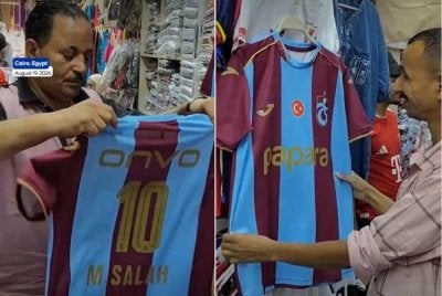 Jesri Trabzonspor bernombor 10 milik Mohamed Salah mula menghiasi ruang pameran kedai sukan di bazar bersejarah Khan el-Khalili di Kaherah, hanya dua minggu selepas bintang bola sepak Mesir itu menyertai kelab Turkiye, - Foto: Anadolu Ajansi