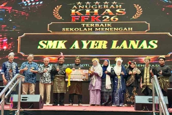 Mohd Suki (lima dari kiri) menyampaikan Anugerah Khas kepada Sekolah Menengah Kebangsaan Air Lanas.
FOTO: ADILA SHARINNI WAHID