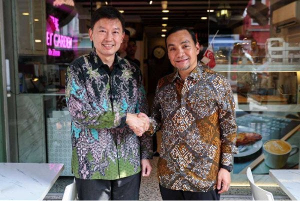 Onn Hafiz (kanan) bertemu Hong Tat bagi membincangkan kerjasama Johor-Singapura dan pelaksanaan JS-SEZ.