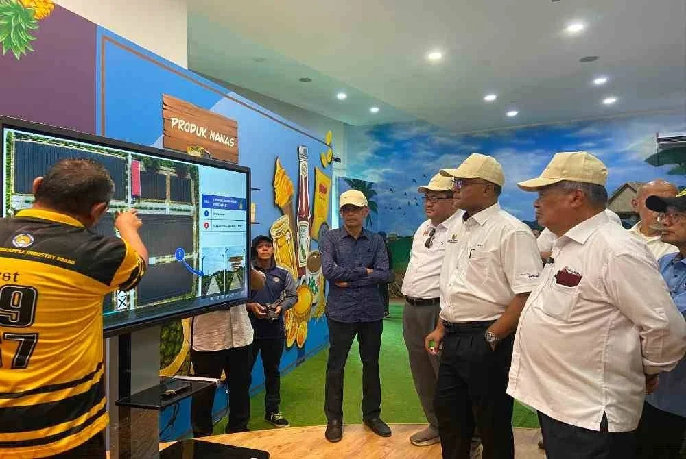 Mohamad (kiri) mendengar taklimat daripada salah satu agensi yang terlibat dalam pameran MAHA 2026.
