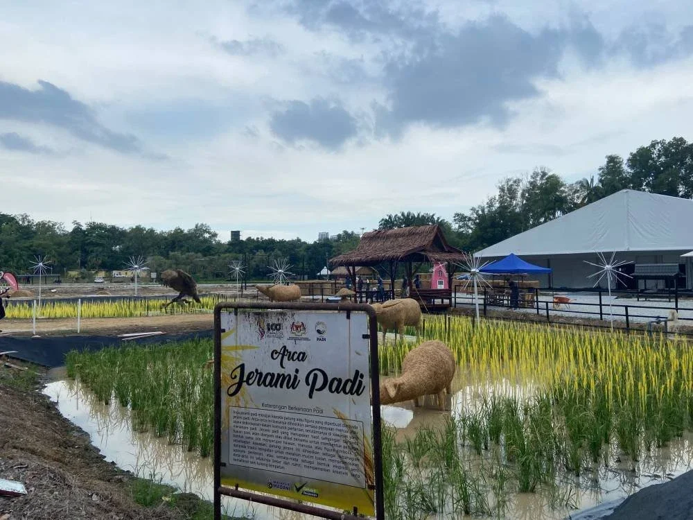 Jerami yang dibentuk di Laman Padi.