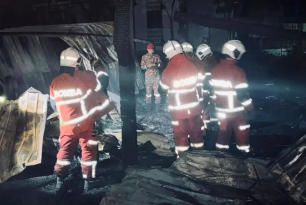 Pasukan bomba berjaya memadamkan kebakaran sebuah rumah dan menemukan tiga mangsa rentung dalam kejadian di Kampung Darau Manggatal, Kota Kinabalu.