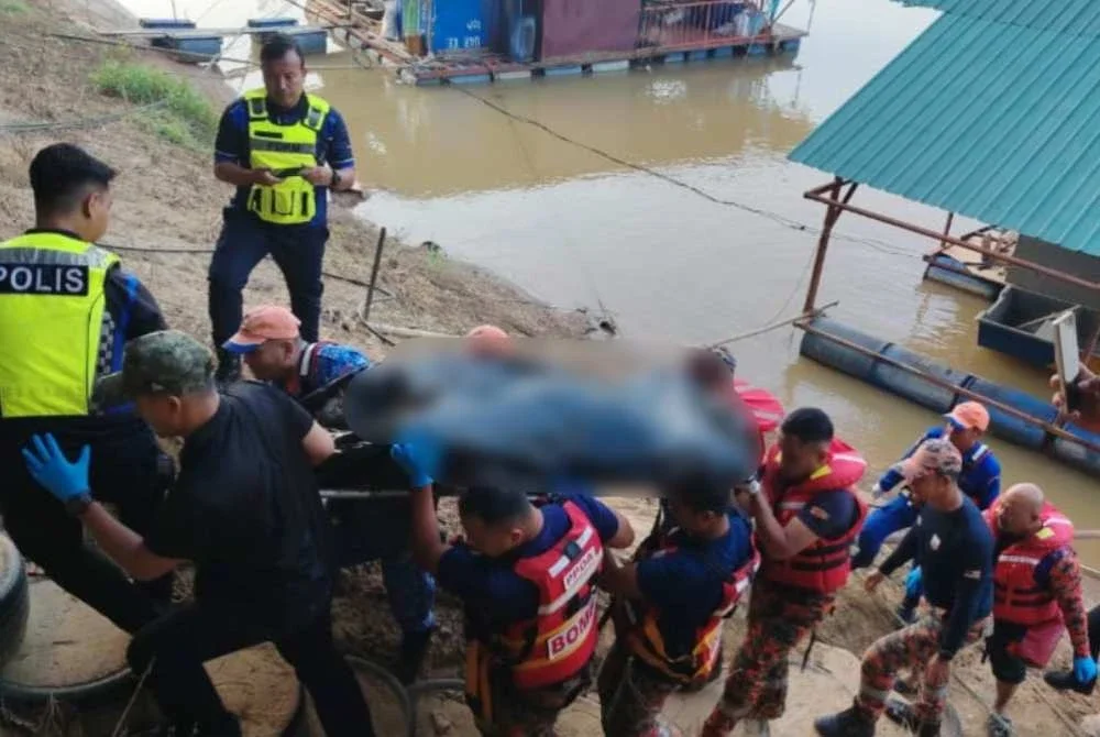Anggota bomba membantu membawa naik mayat mangsa sebelum diserahkan kepada polis untuk tindakan selanjutnya. Foto JBPM Pahang