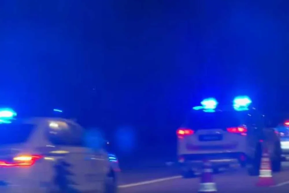 Kenderaan polis di lokasi kejadian di kilometer 9.0 Jalan Persiaran Selatan, Putrajaya, malam tadi.