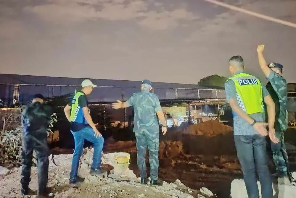 Pihak berkuasa meninjau lokasi serbuan membabitkan kegiatan perlombongan pasir haram di Jalan Lapangan Terbang Subang Lama, Shah Alam pada Khamis.