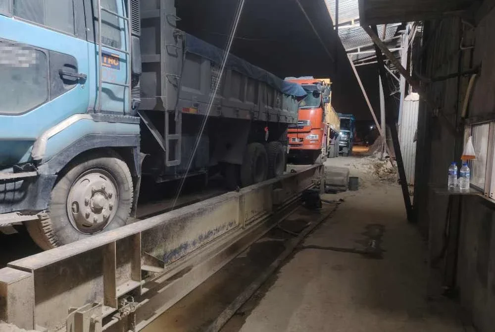 Antara jentera berat yang dirampas pihak berkuasa menerusi Op Gali Mega di Jalan Lapangan Terbang Subang Lama, Shah Alam pada Khamis.